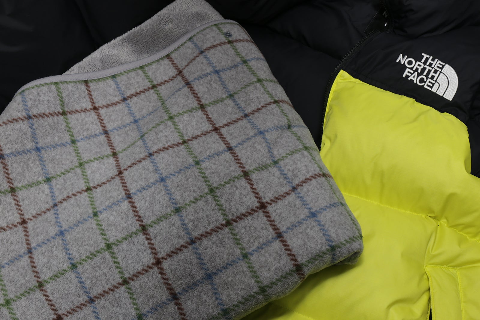 防寒着と毛布の写真