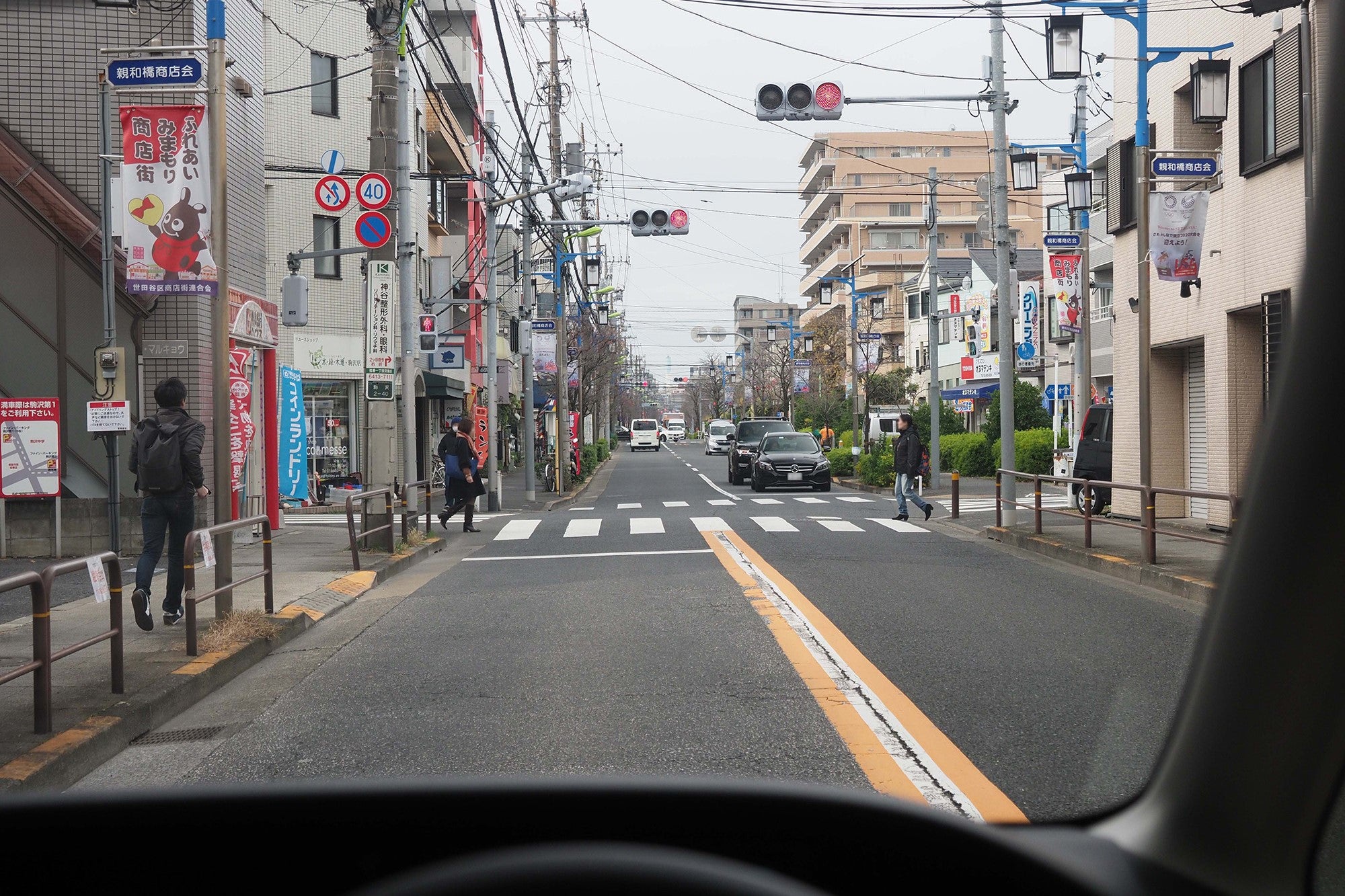交差点に近づく自車と前方を横断する歩行者