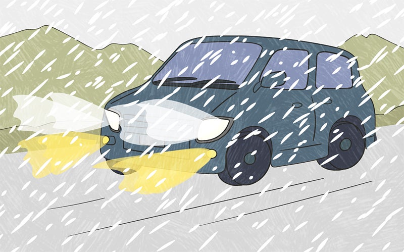 降雪時にフォグランプを点けて走るクルマ