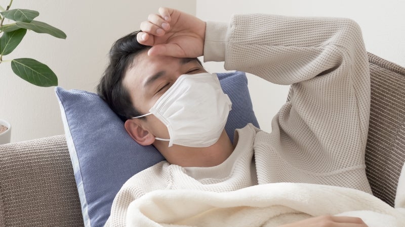 マスクをする風邪の男性