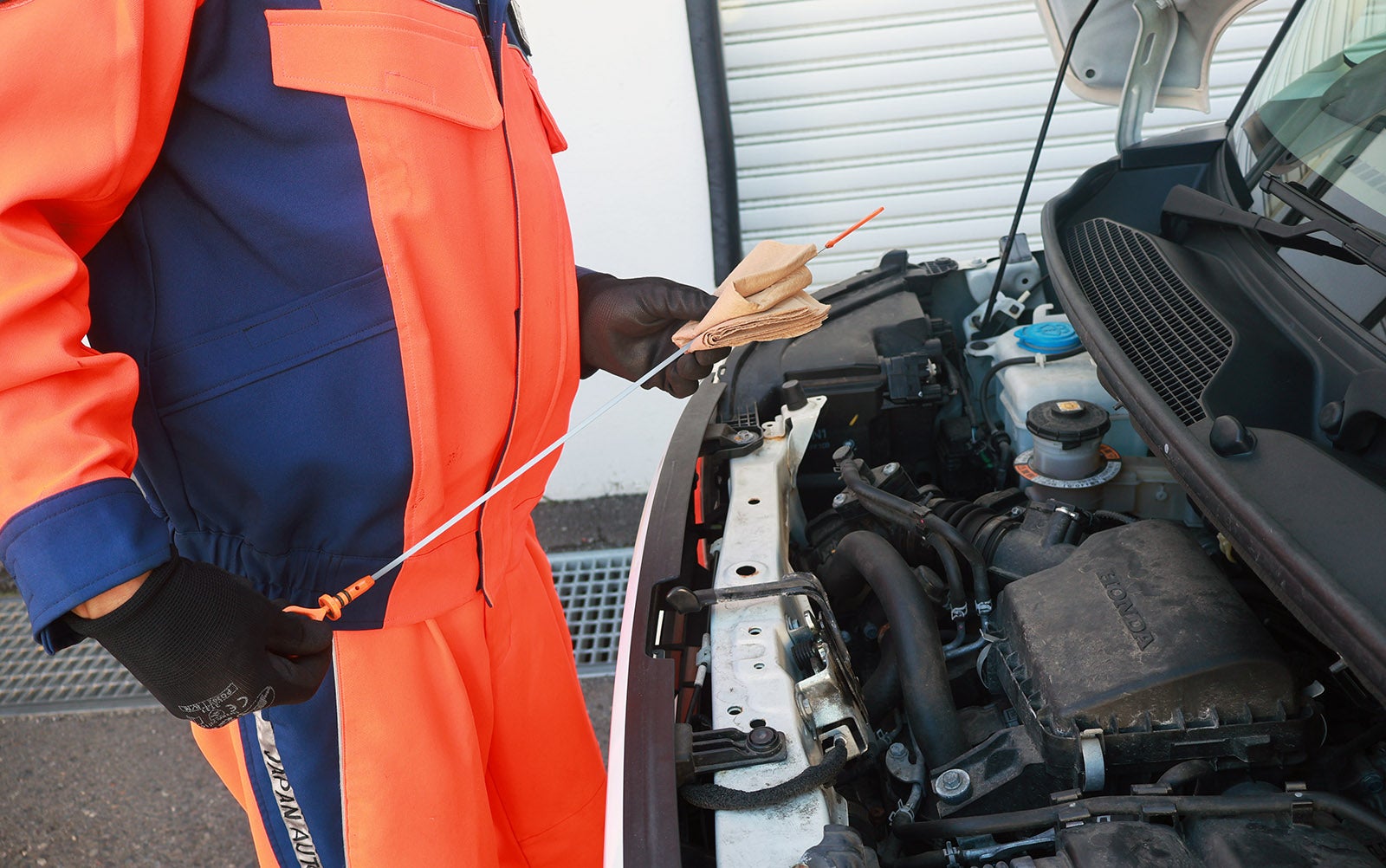 エンジンオイルの点検を行っている篭橋隊員