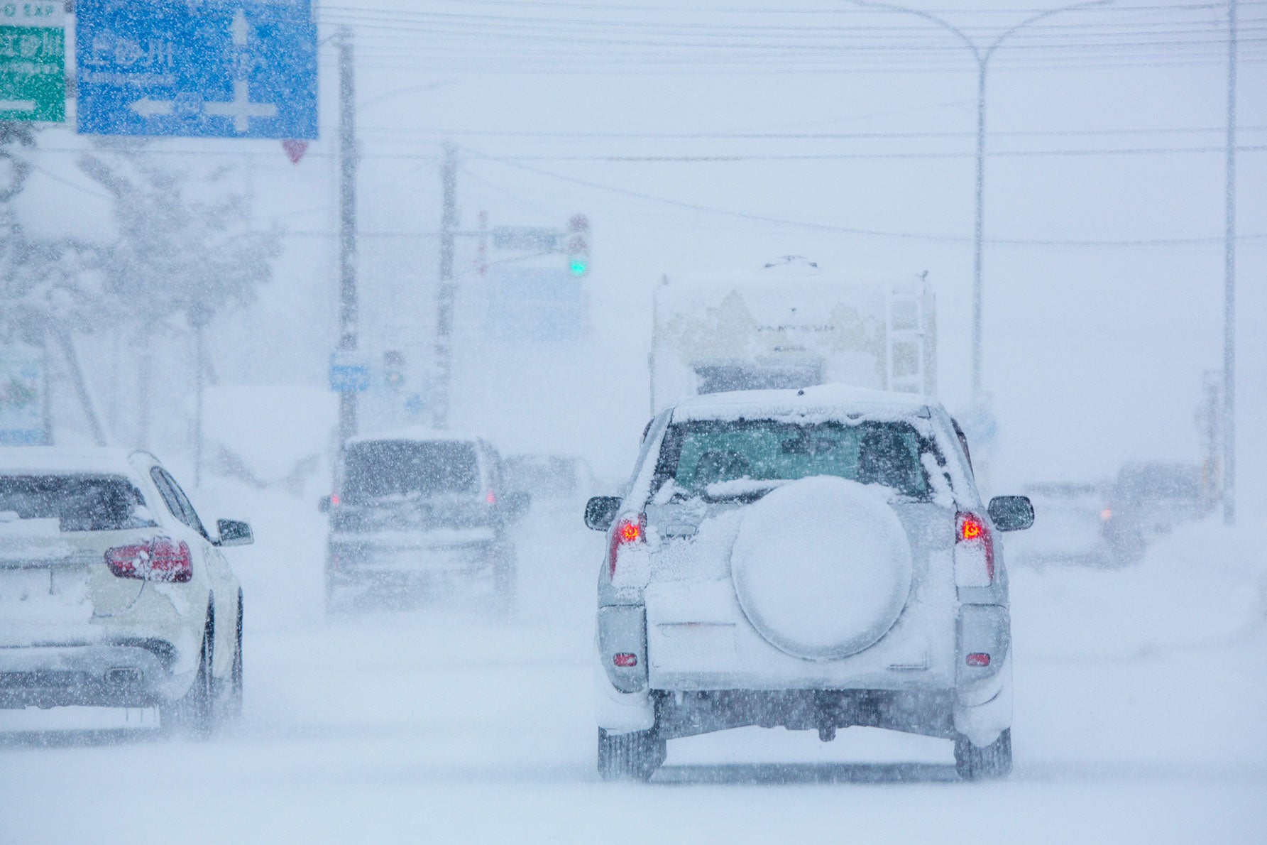 吹雪と地吹雪で視界が完全に閉ざされた道路。ホワイトアウトによる多重衝突事故の危険性のイメージ