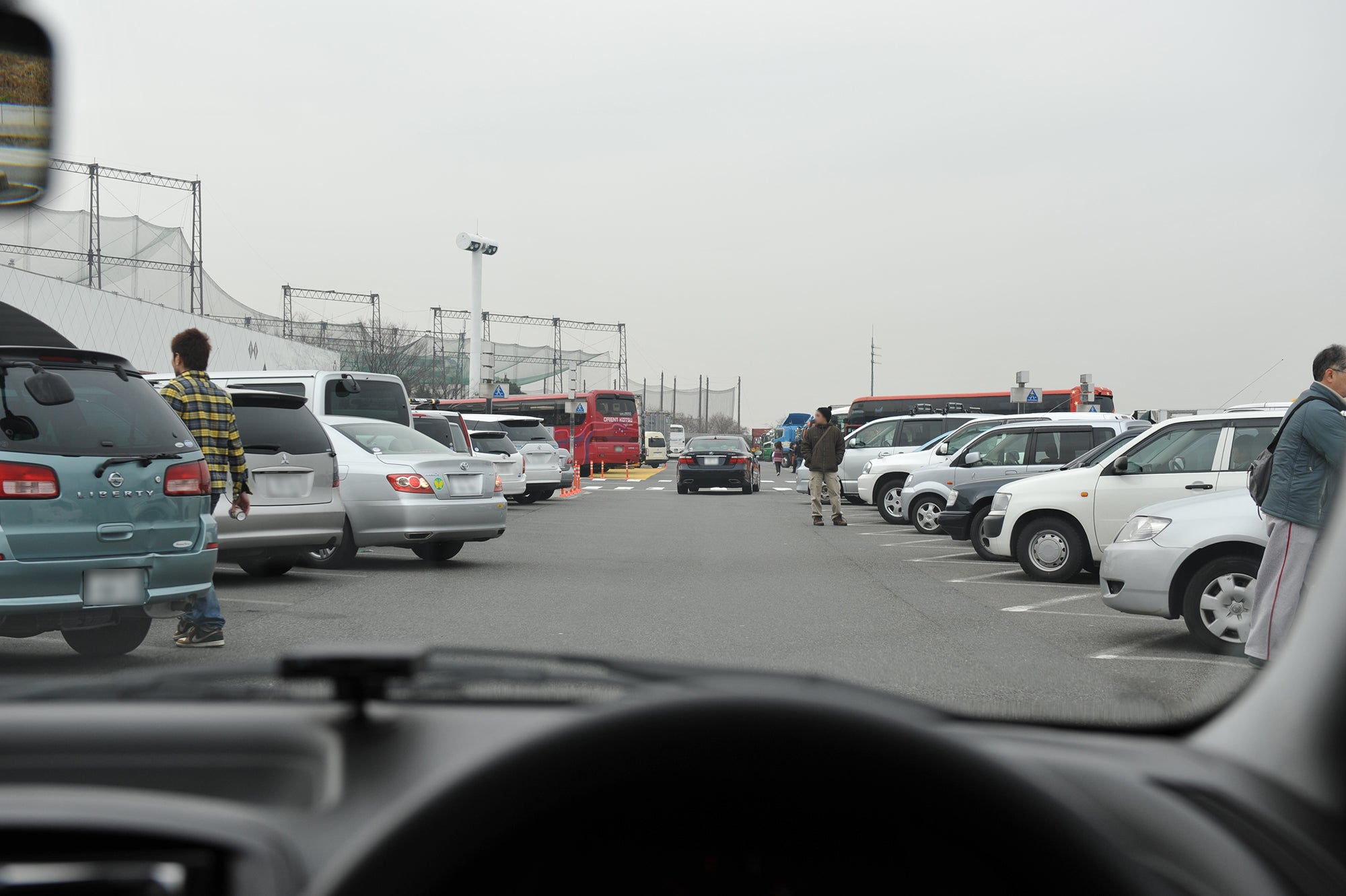 トラックの後ろについて交差点を通過する自車