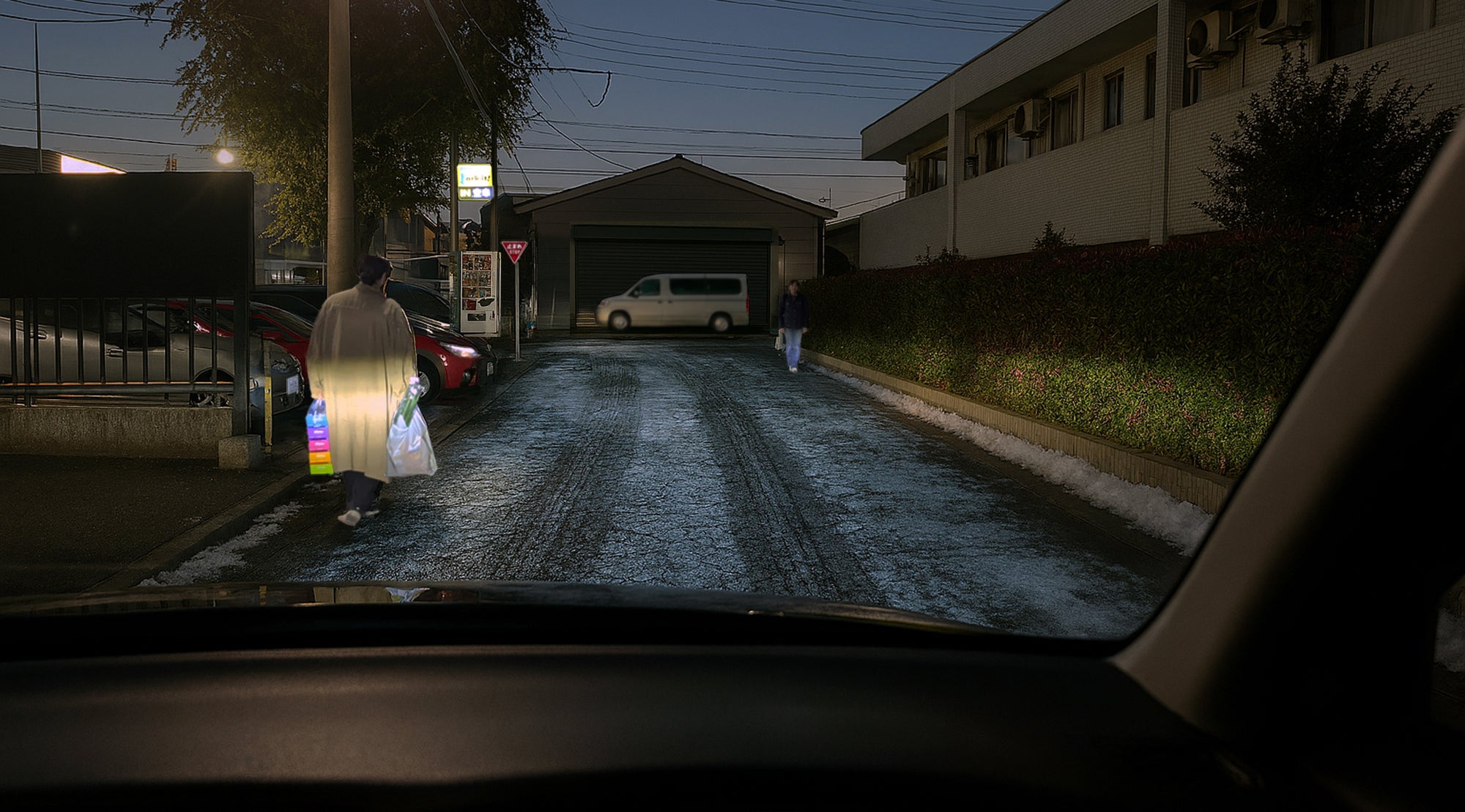 雪の残る道路を走る自車と、左右の歩行者