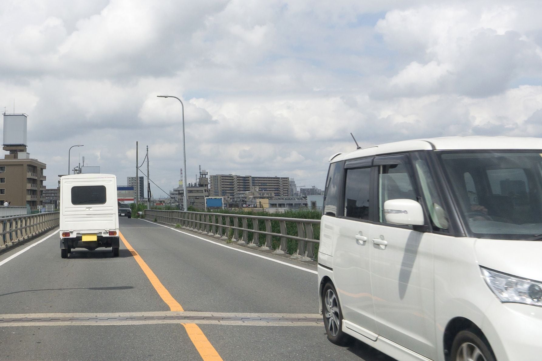 「黄色い線」を無視し逆走となると、正面衝突に繋がる、若年層の知識不足が原因の危険な運転。