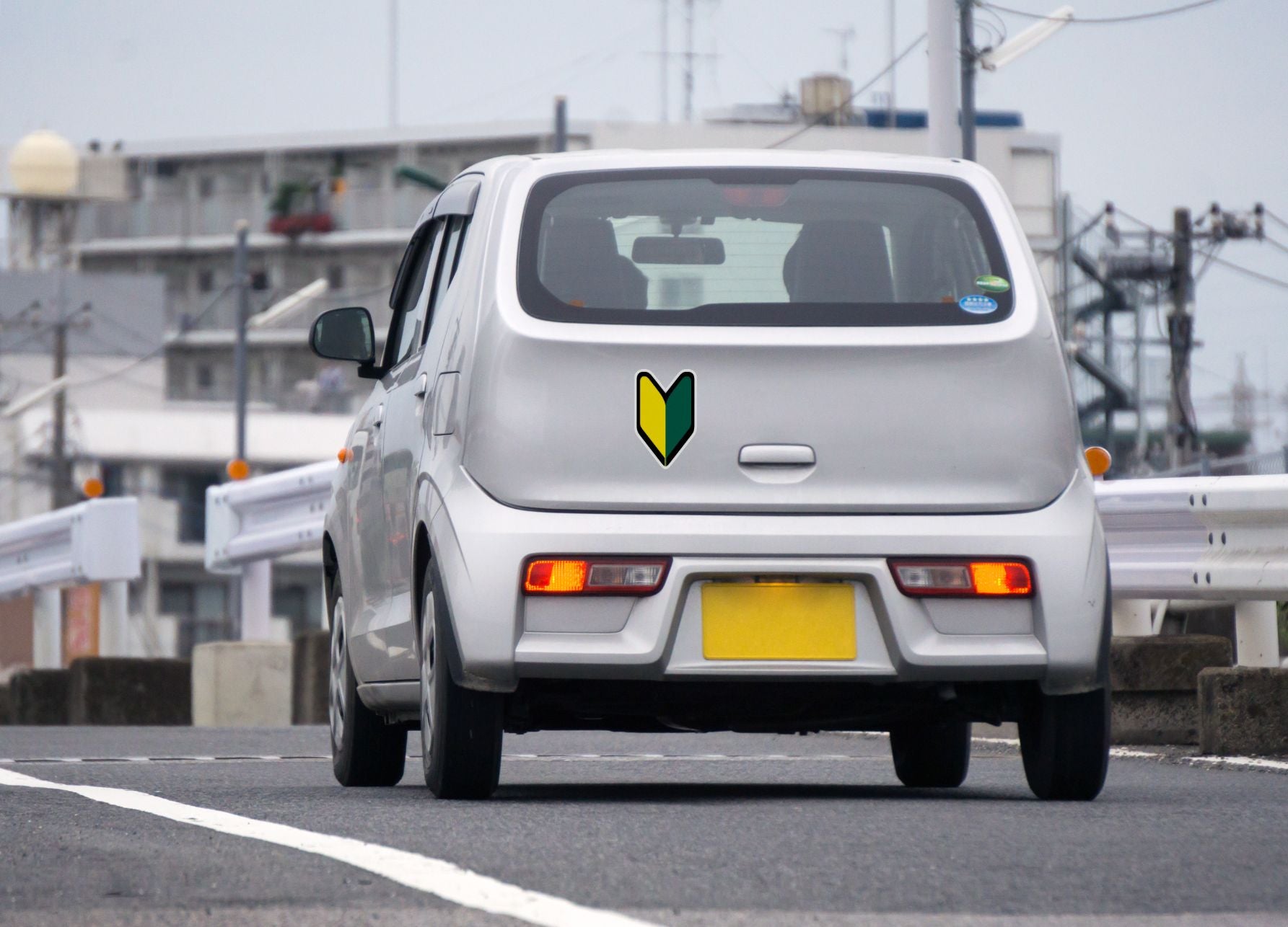 初心者マークとクルマ。ドライバーを孤独にしない、同乗者の正しい協力。運転に集中できる環境作りが重大事故を未然に防ぐ。