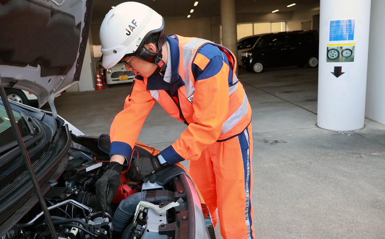 バッテリーの電圧を点検している宮岡隊員