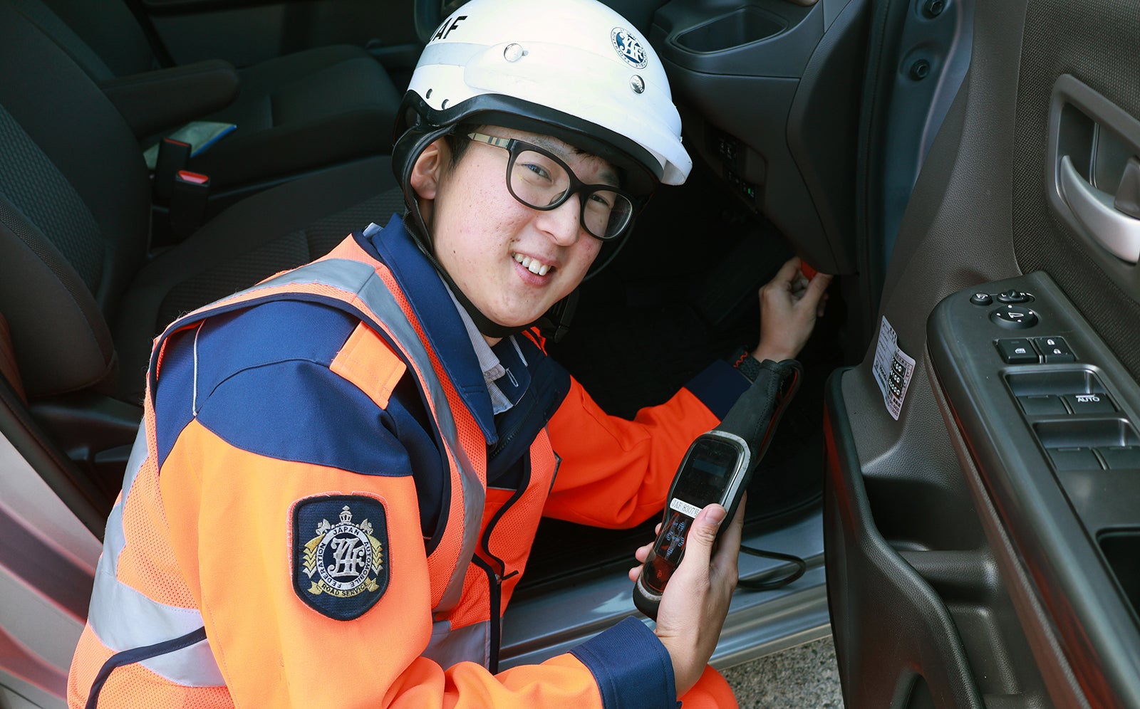 OBD点検ツールを接続して点検している宮岡隊員