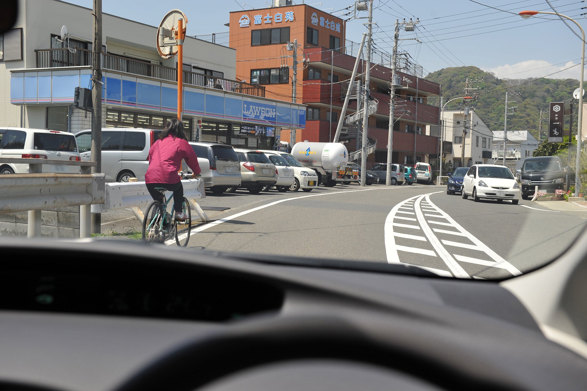 片側1車線の道路で自転車を追い越そうとする自車