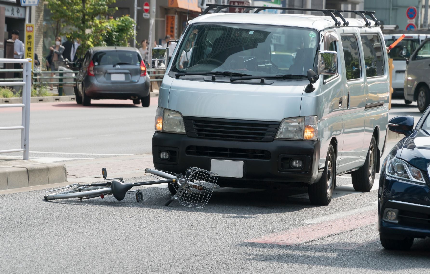 衝突事故イメージ 一時停止無視の自転車がクルマと衝突する危険な瞬間。2026年施行の「自転車への青切符」適用後は、自転車側も重大な交通違反の被疑者となる。