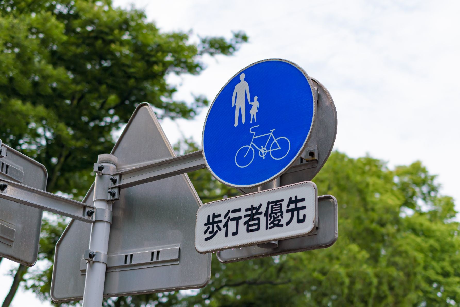 歩行者優先道路イメージ。2026年春からの自転車ルール激変。これまで見逃されていた一時停止無視や逆走に対し、16歳以上には反則金の支払いを命じる「青切符」が導入される。