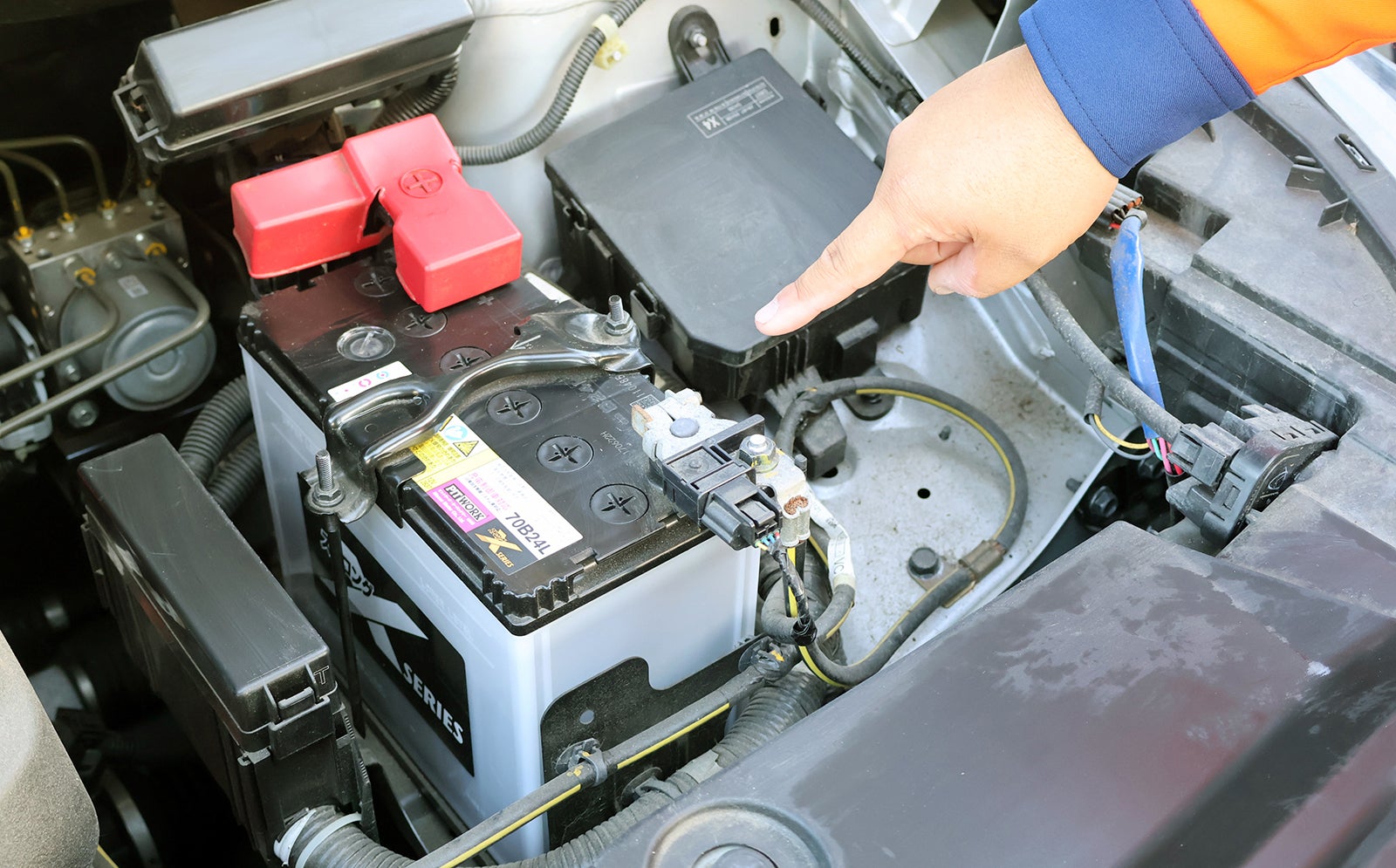 BEVに装備されている補機バッテリーの写真