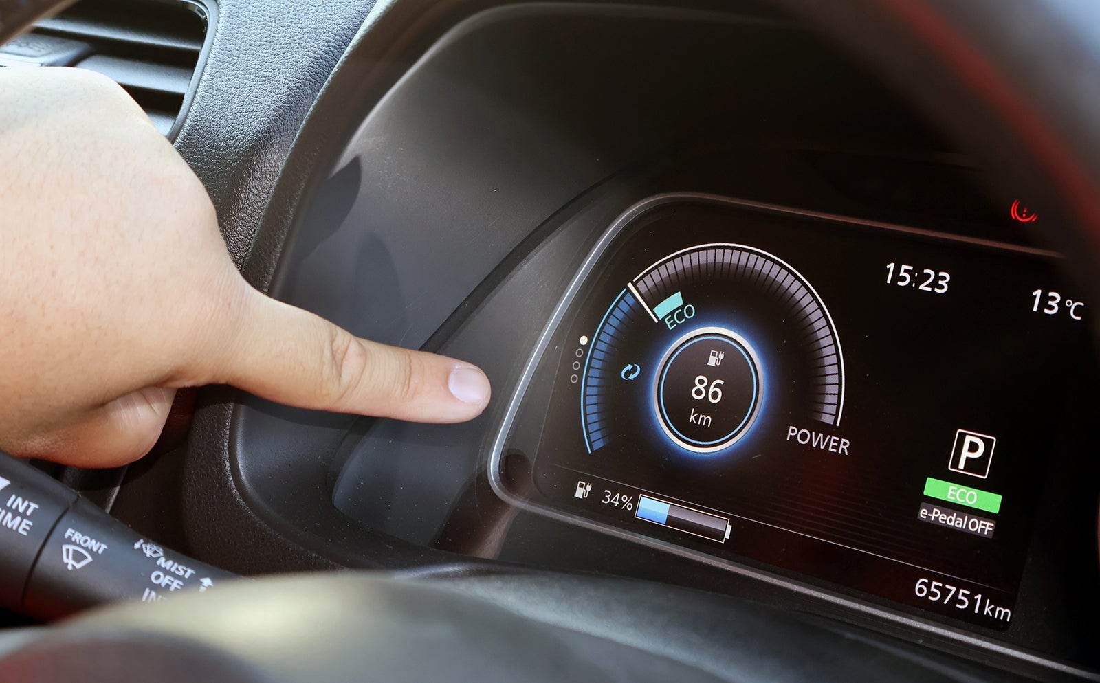 メーターパネル内に表示さる電池残量と後続可能距離の写真