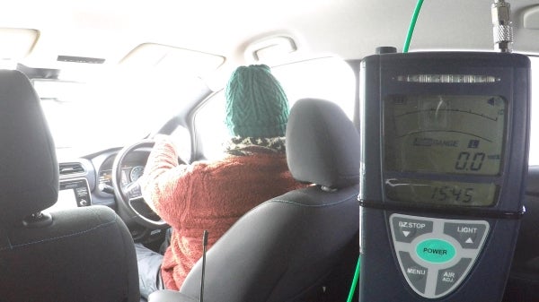 EVの車内で二酸化炭素濃度（％）を計測する様子