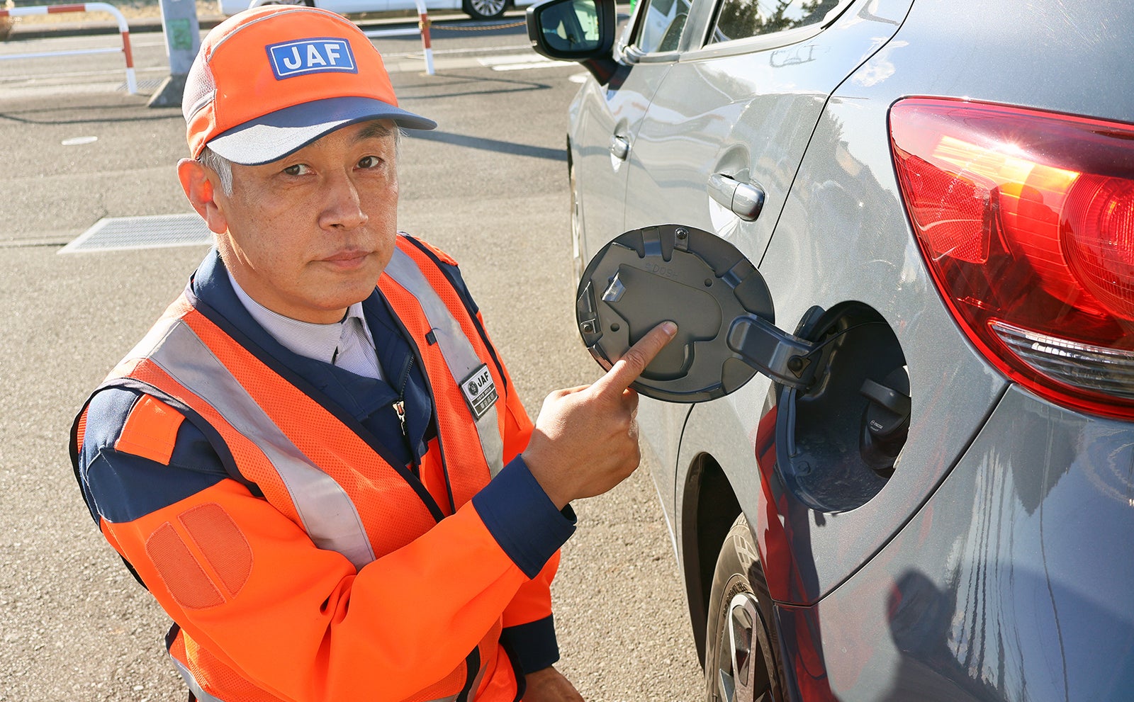 給油口を開けても油種表示のないクルマの写真