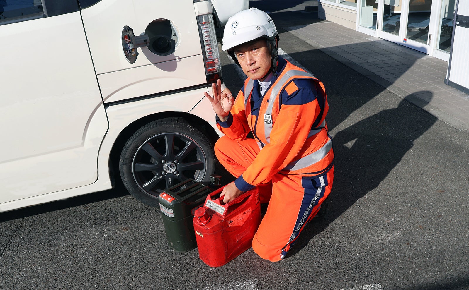 軽自動車にレギュラーガソリンを給油しようとしている草谷隊員