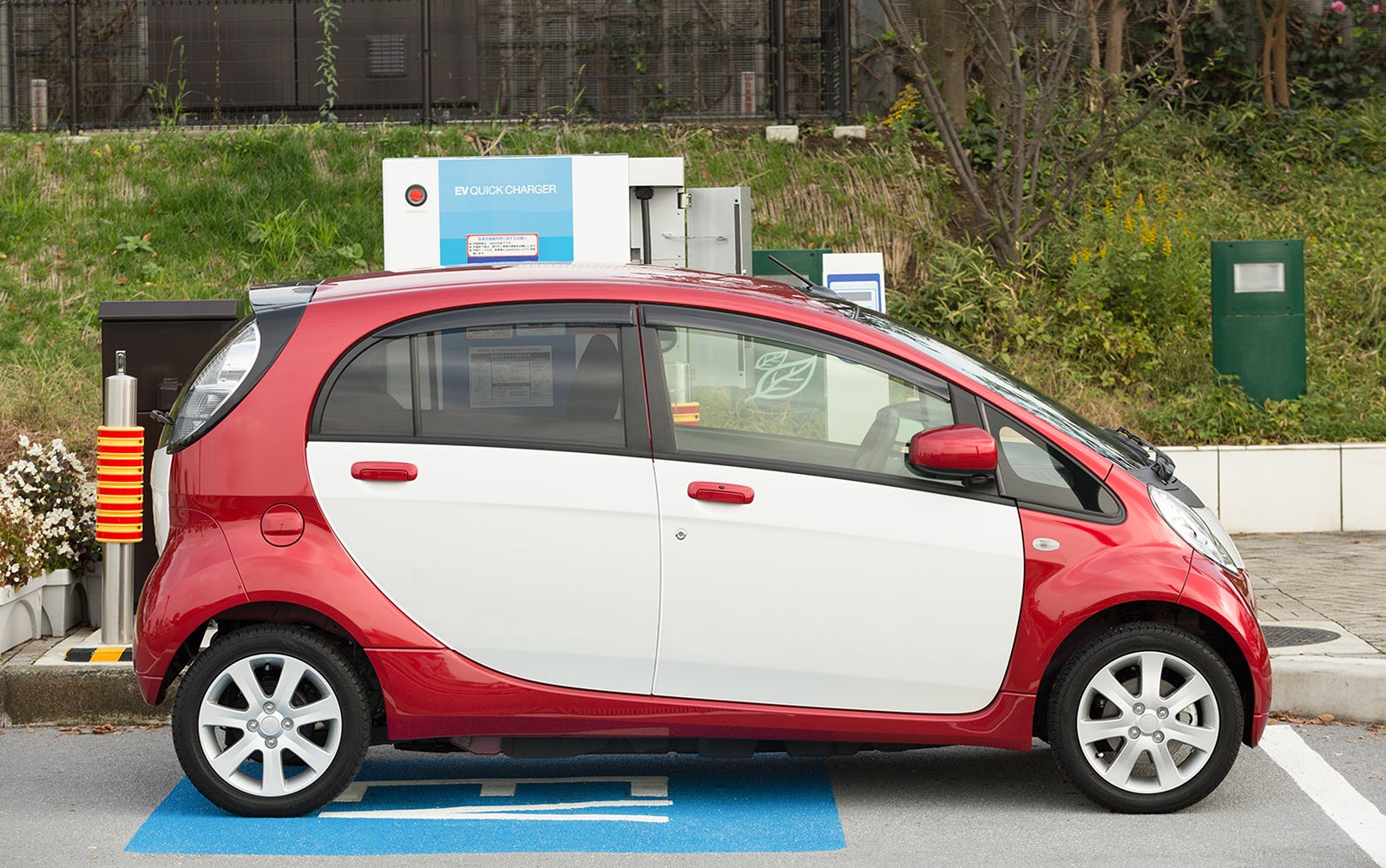 高速道路の高速充電器で充電している様子
