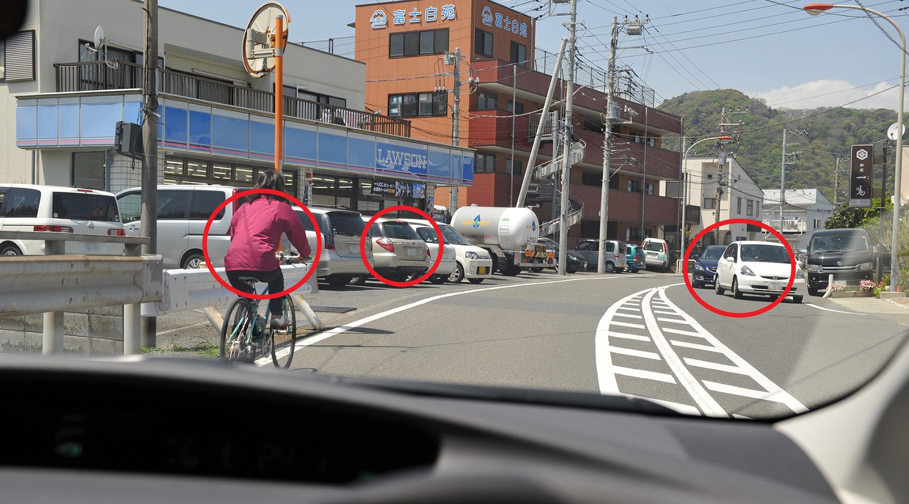 駐車場に接した片側1車線の道路で自転車を追い越すとき、どんなことに
