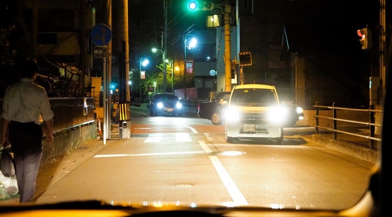 対向車のライトで照らされる道路