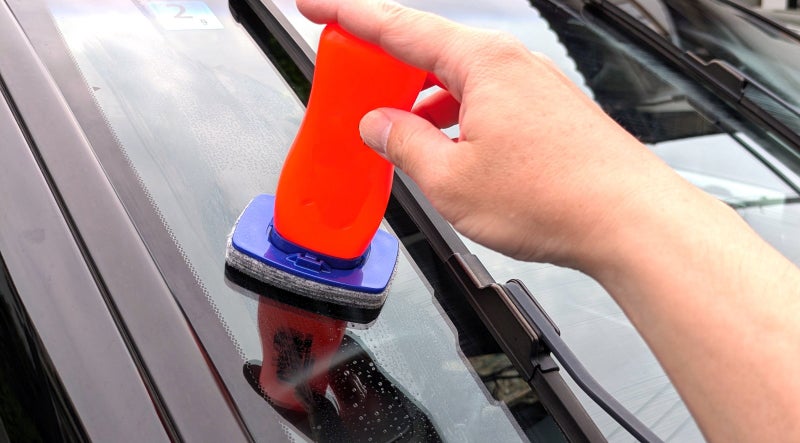 クルマのフロントガラスにガラスクリーナーを使用