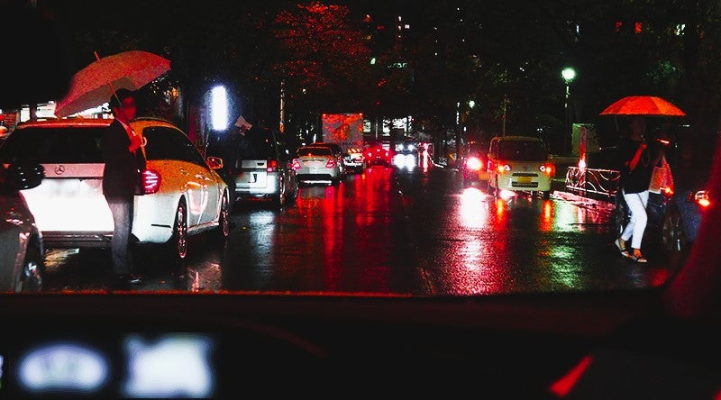 雨の日の夜間の道路