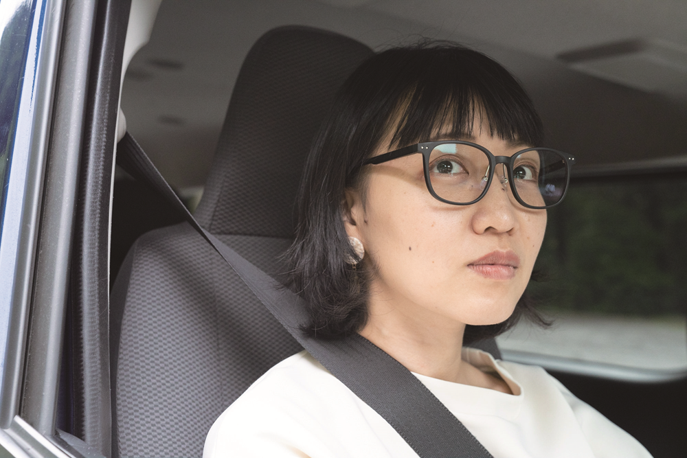 ナイトグラスをかけた女性