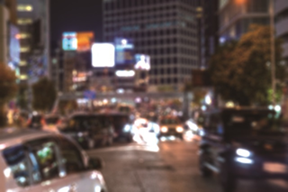 ぼんやりした夜の道路状況