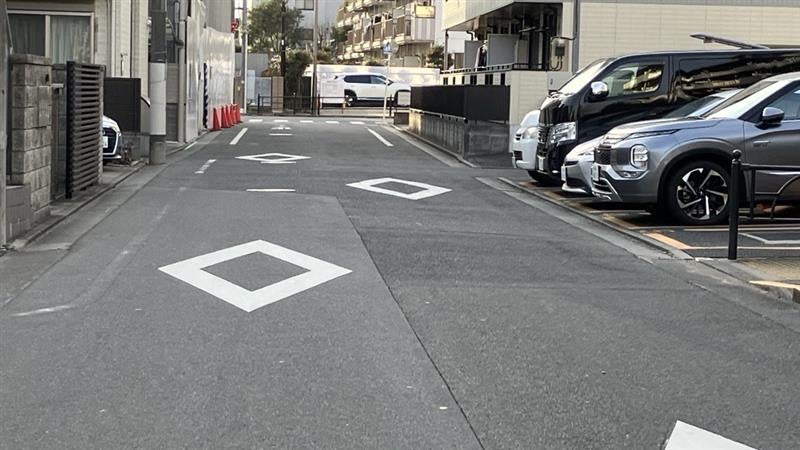 白い菱型の路面標示がある道路