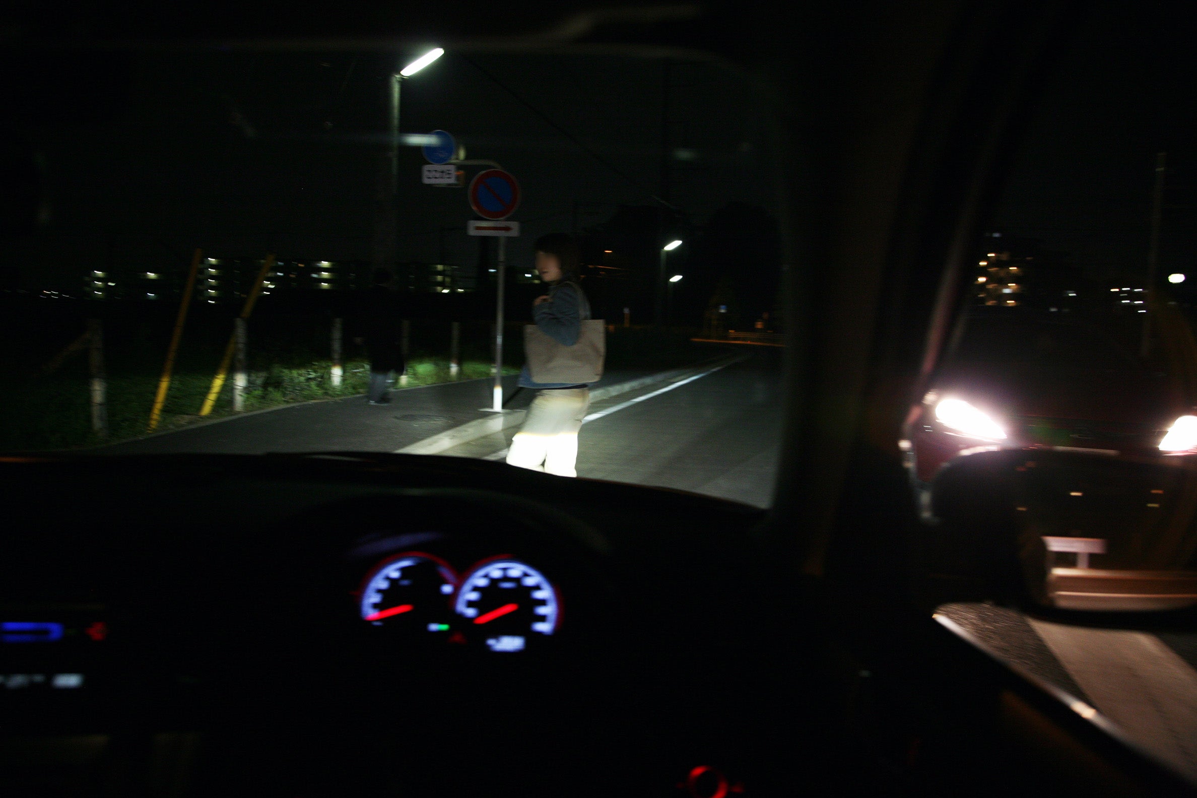 右側から横断中の歩行者がいて、あやうく接触しそうになる