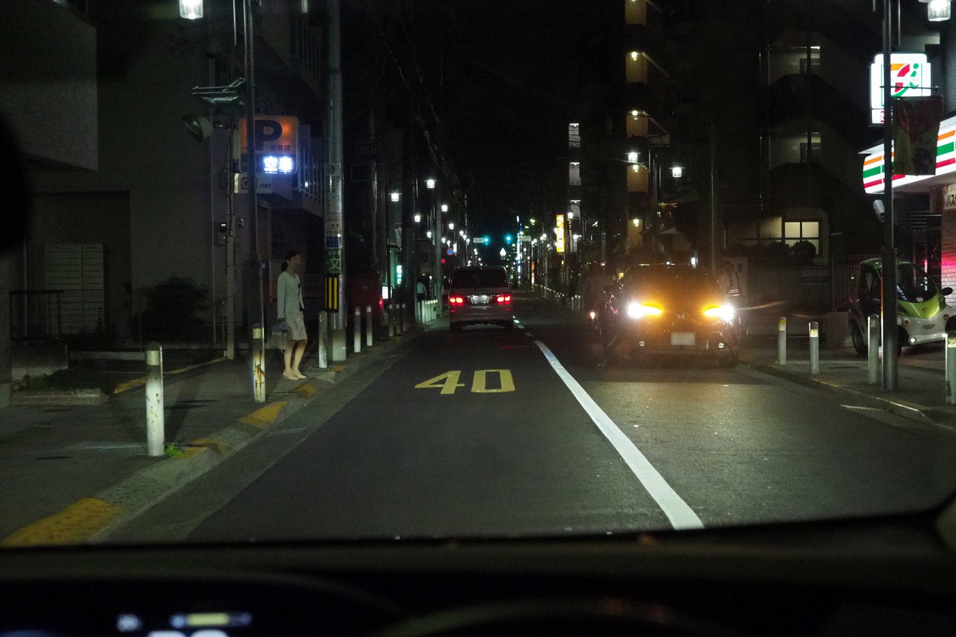 夜間、停止車両の横を通過する自車