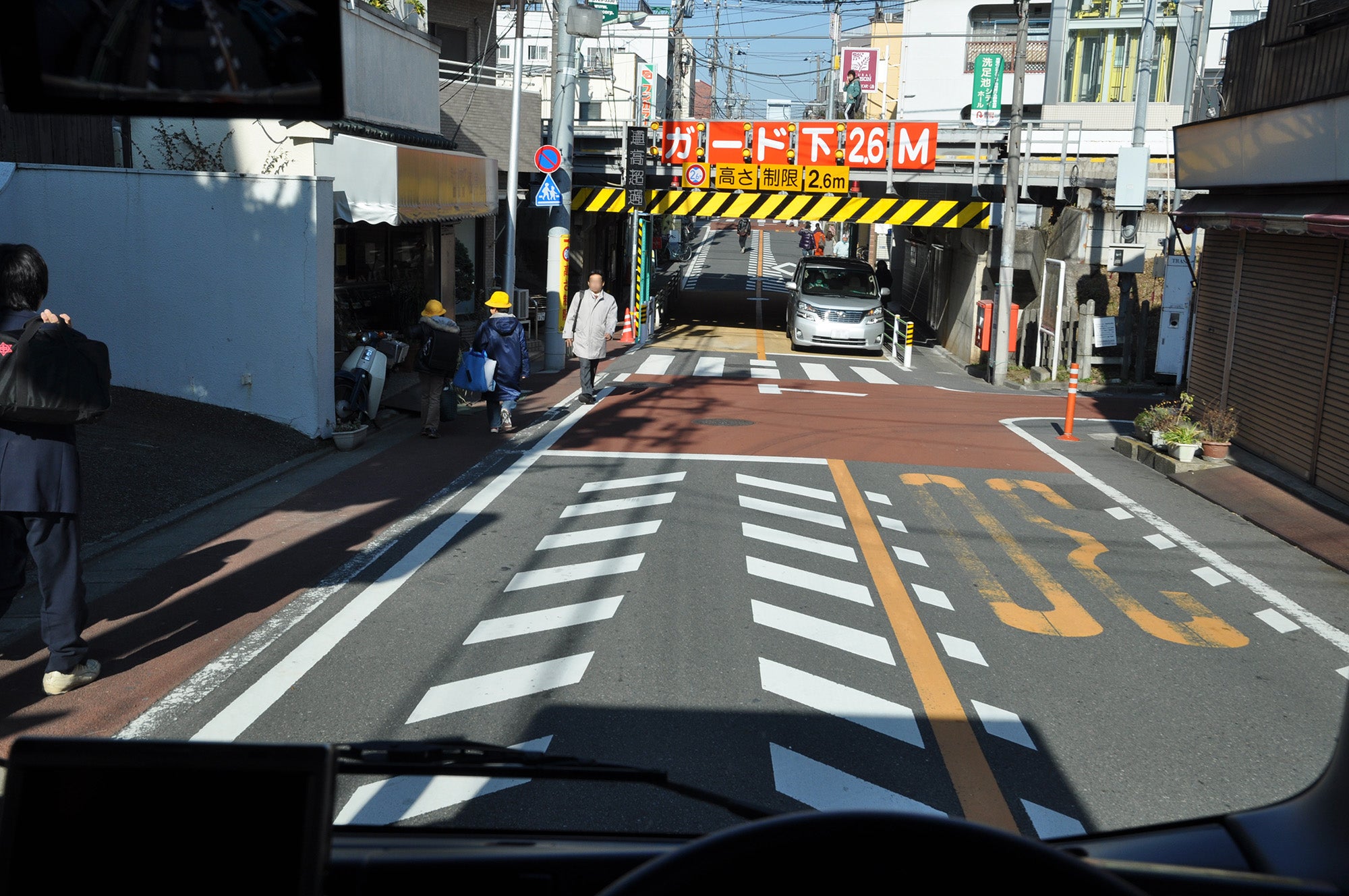 ガードのある交差点を通過しようとするトラック