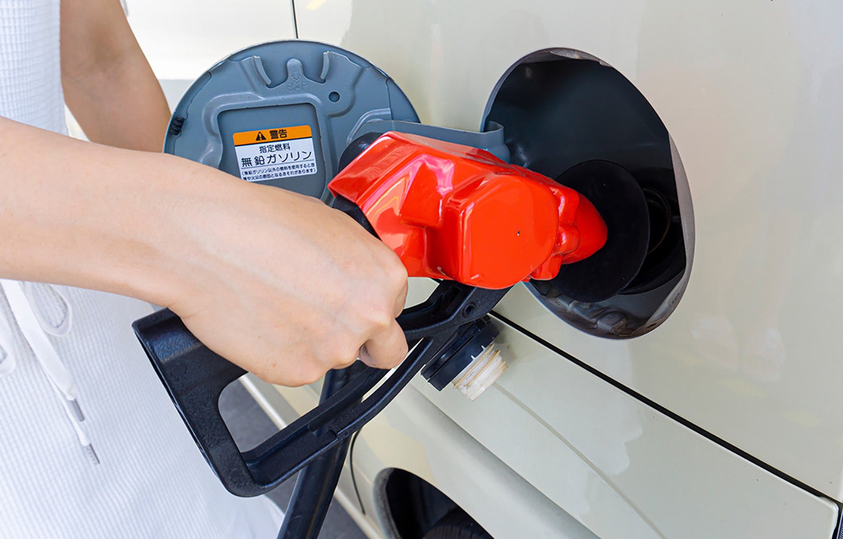 ガソリン車の給油口に貼られている油種表示