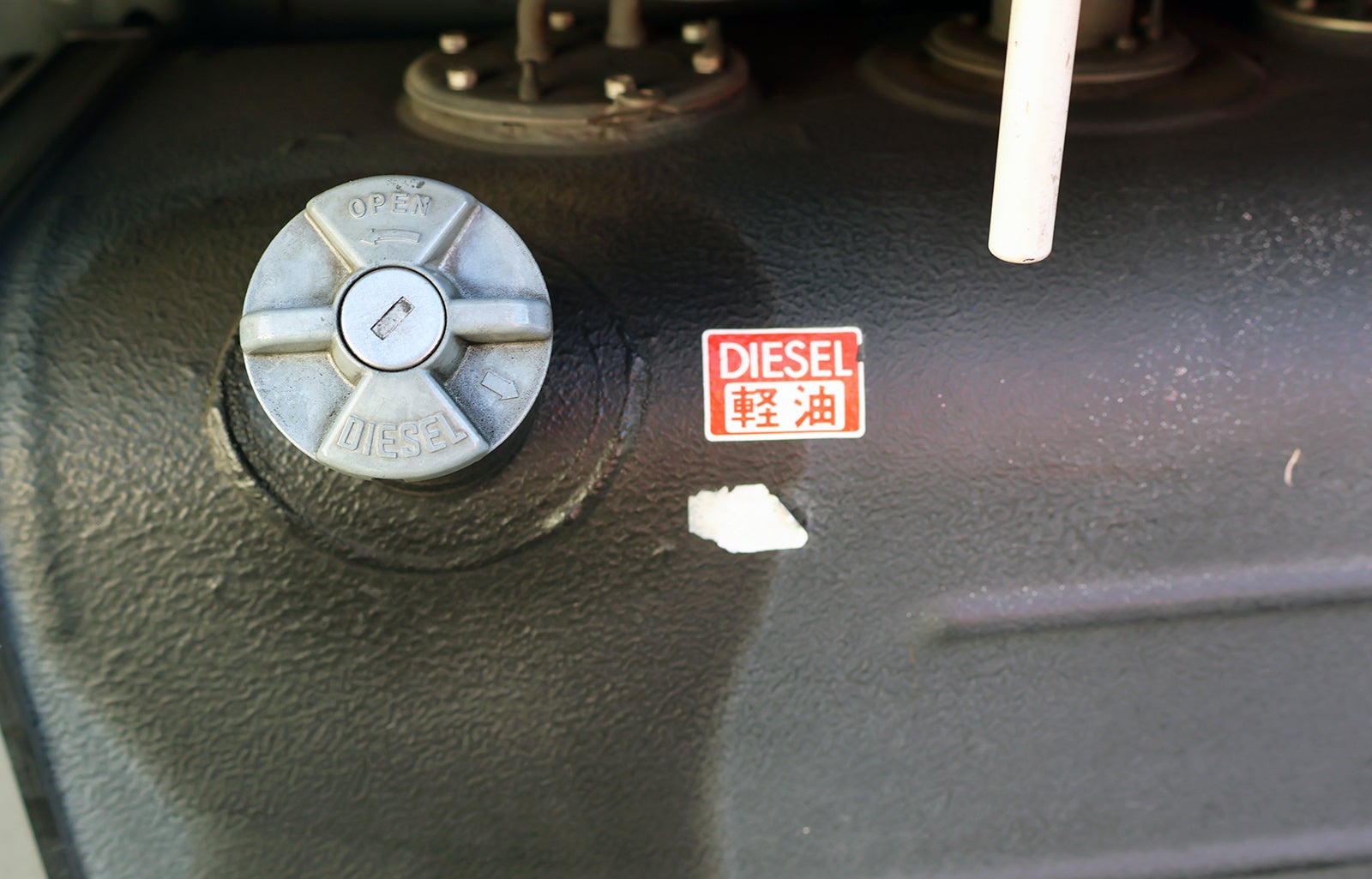 ディーゼル車の燃料給油口の写真
