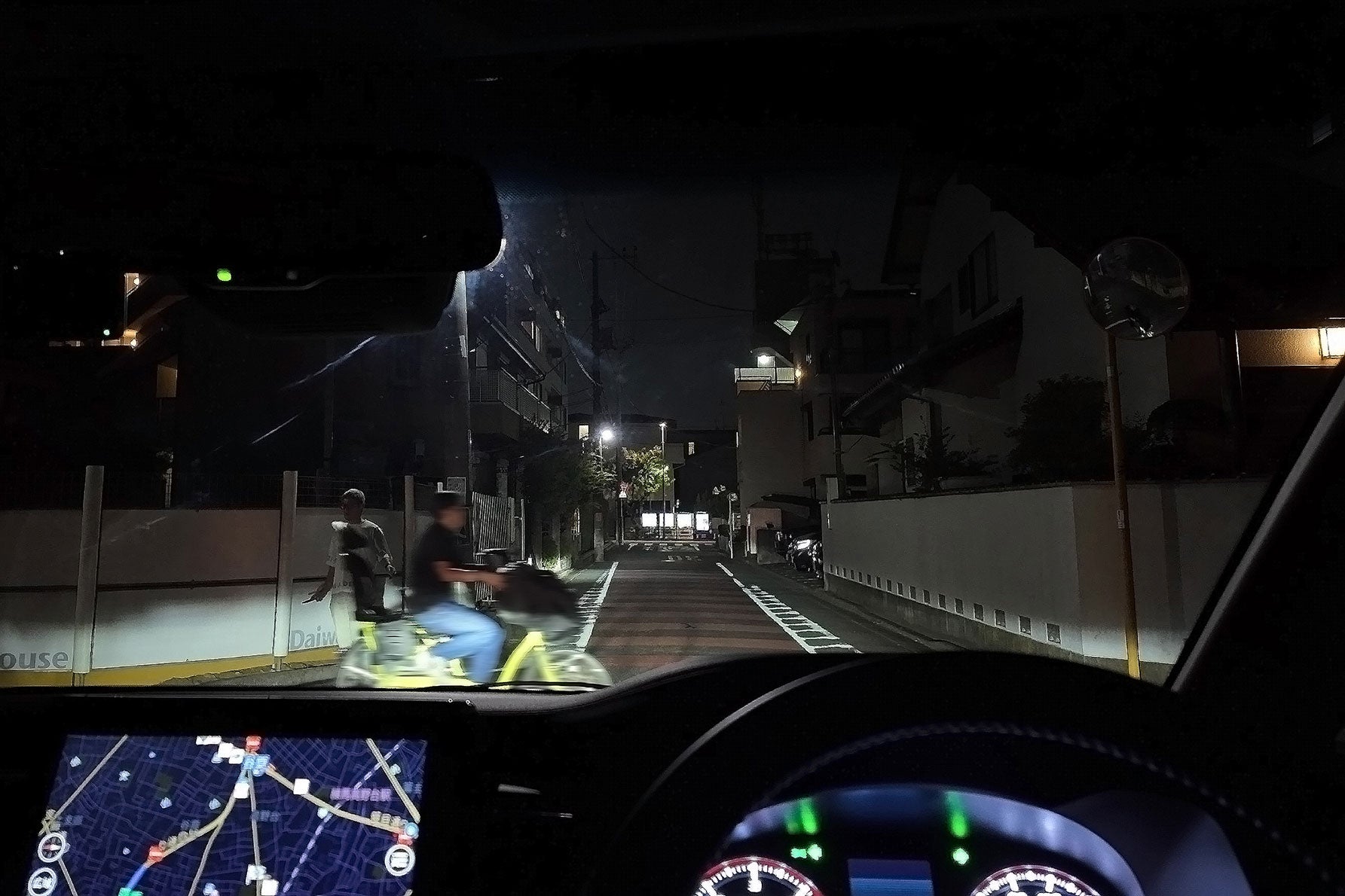 先に通過した自転車の後から別の自転車が飛び出して来る