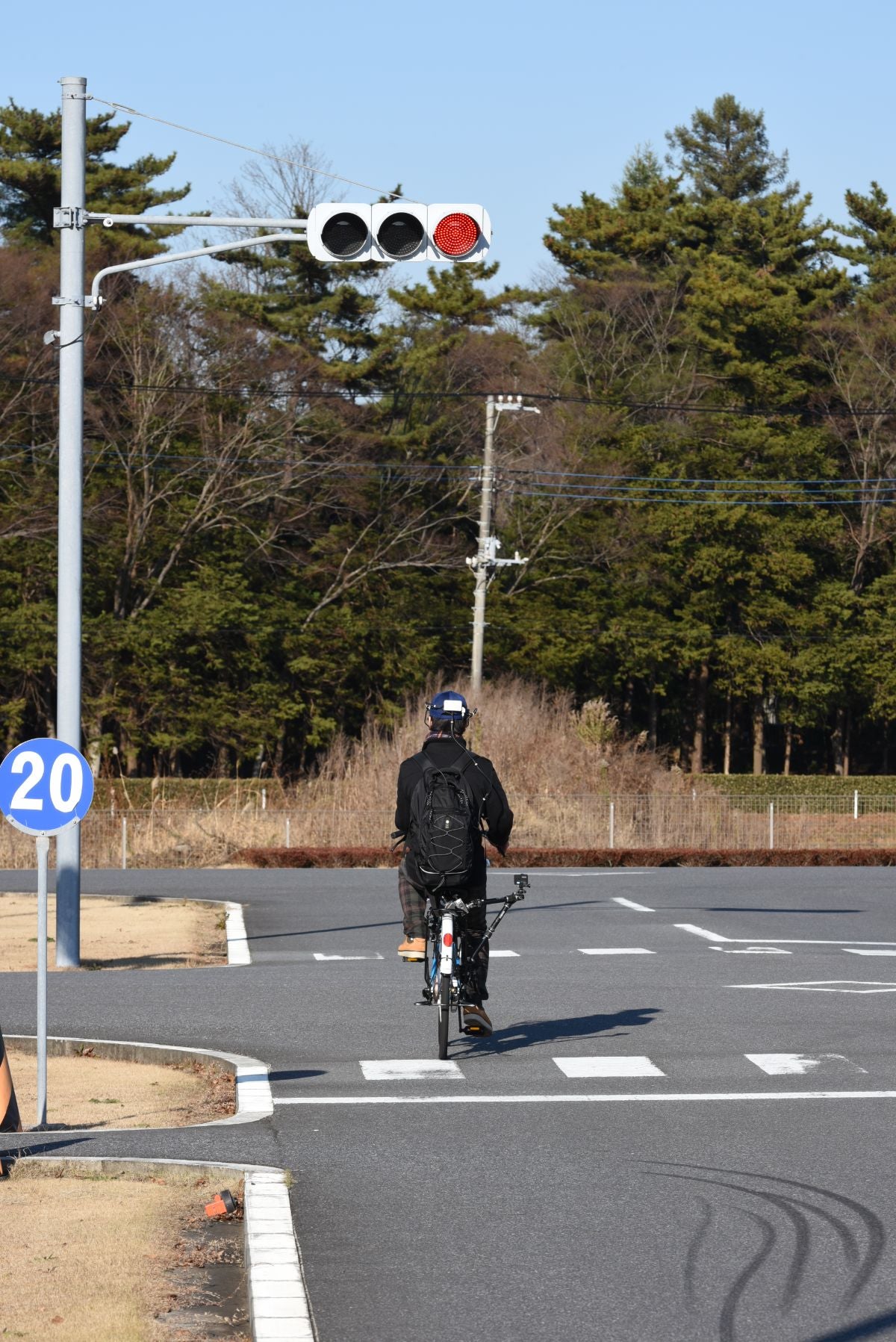 スマホ使用で赤信号に気づかない自転車