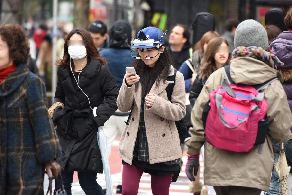 歩行中、ながらスマホをする女性