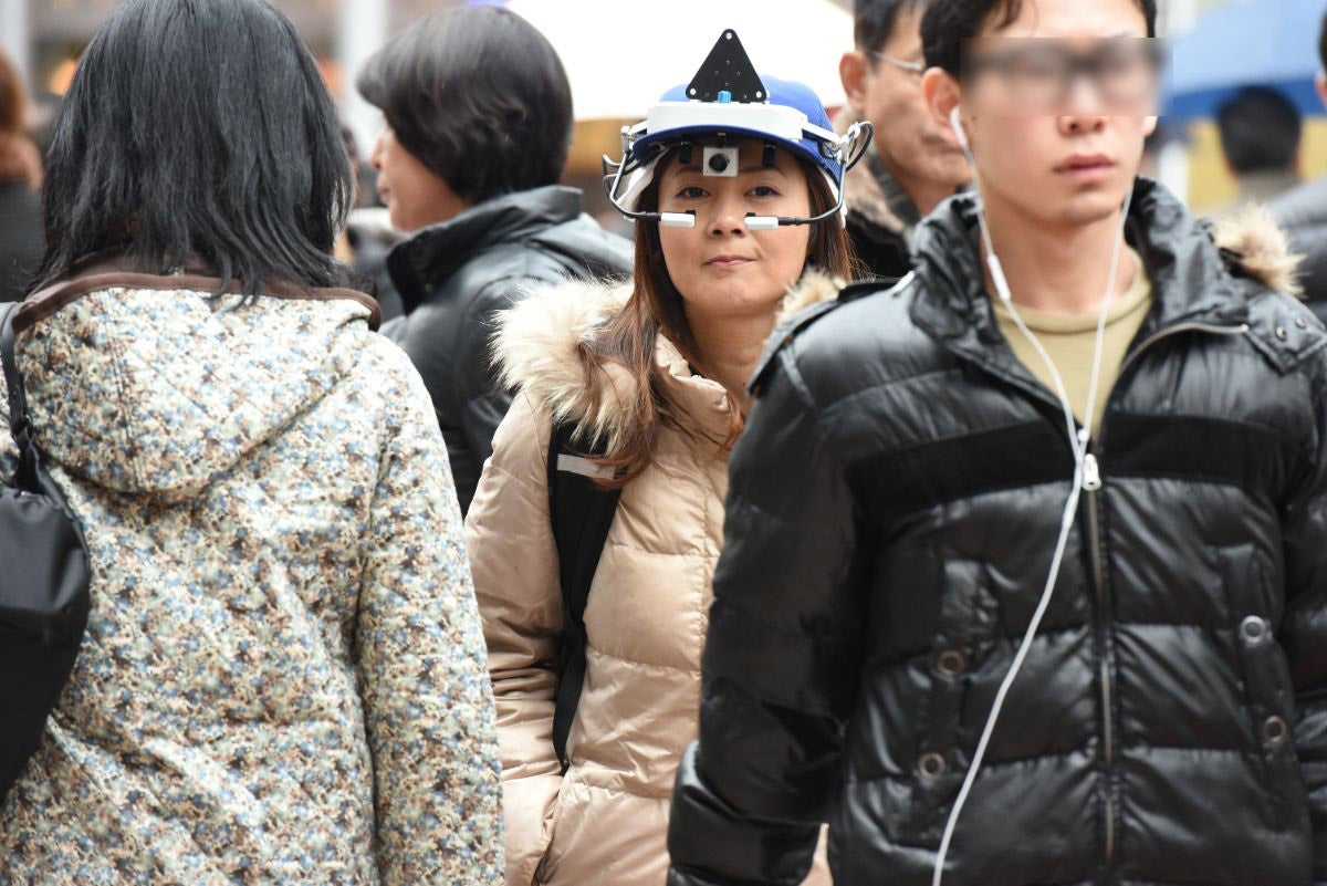 アイマークレコーダーを使いながら、混雑した街中を歩く様子