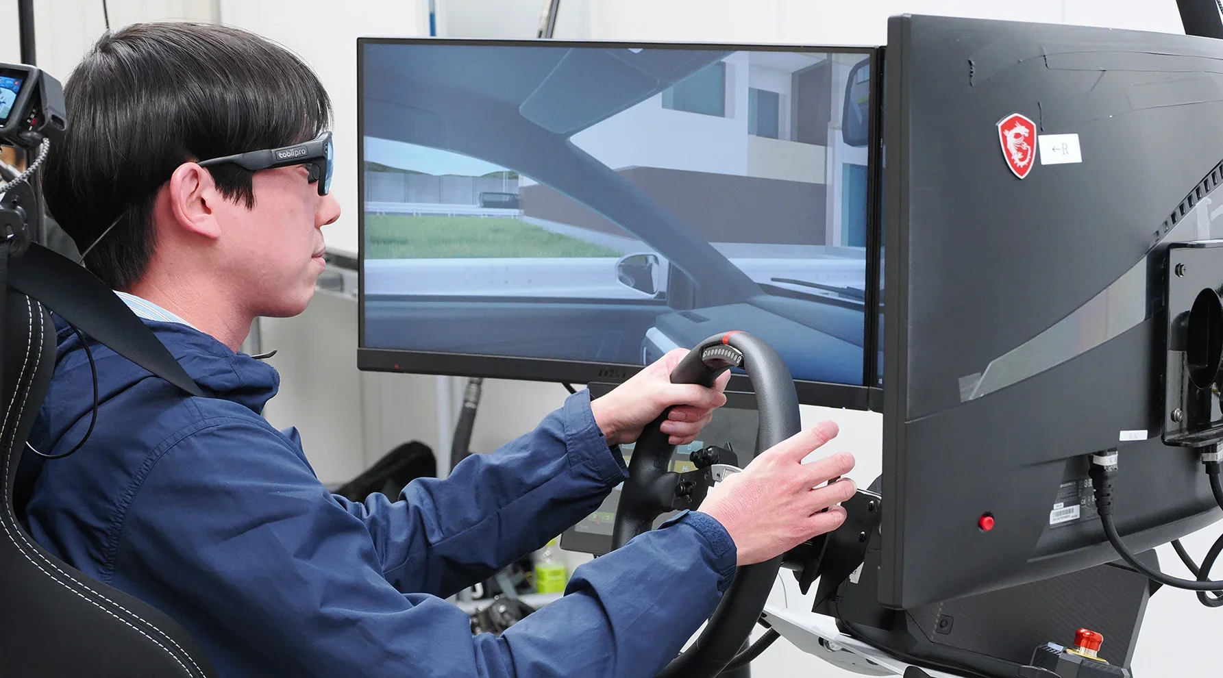 飲酒運転の状態で、運転シミュレーターを操作する様子