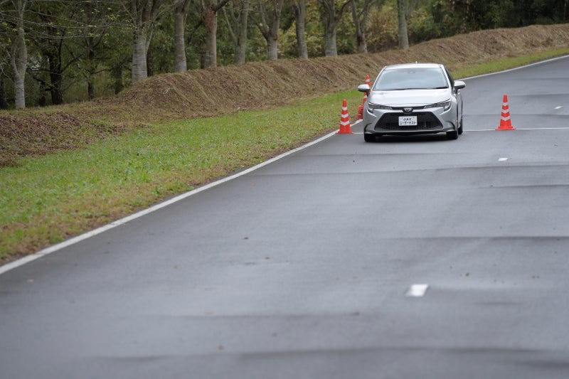 惰性で坂道を下るテスト車両
