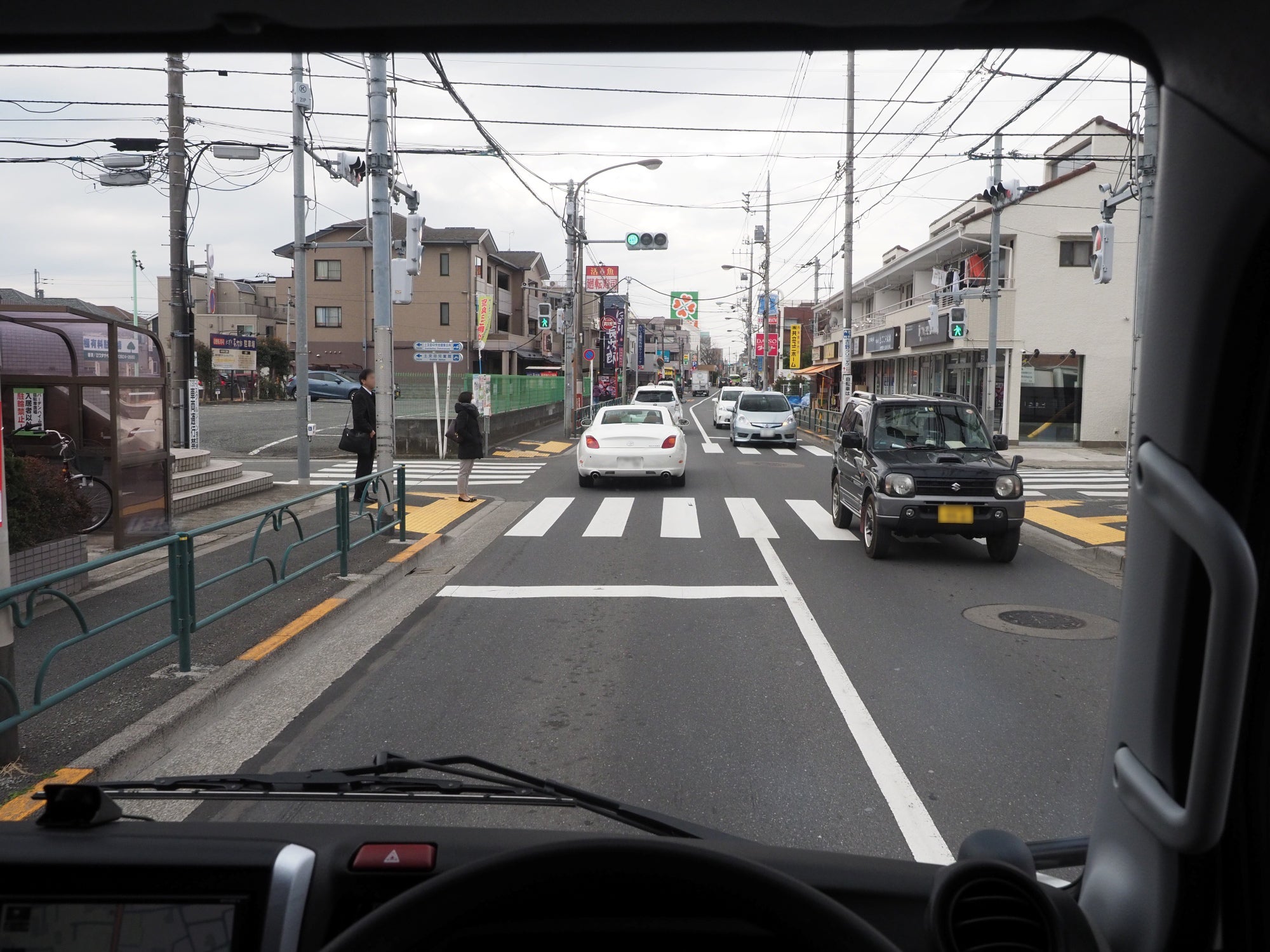 交差点を左折しようとするトラック