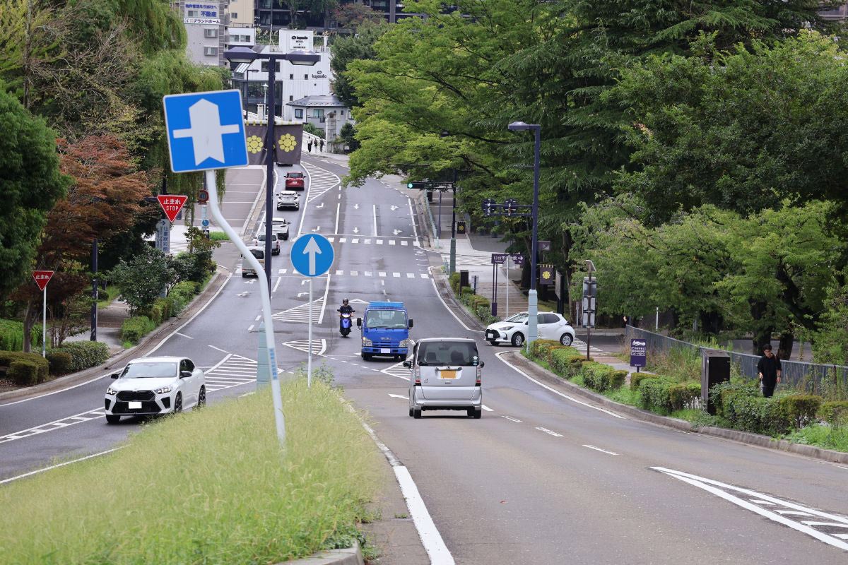 「優先道路」の標識がある道路