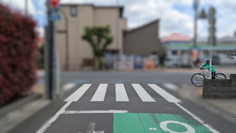 車道寄りと建物寄りの場合の見え方の比較。車道寄りの場合は自転車のほぼ全体が見えている