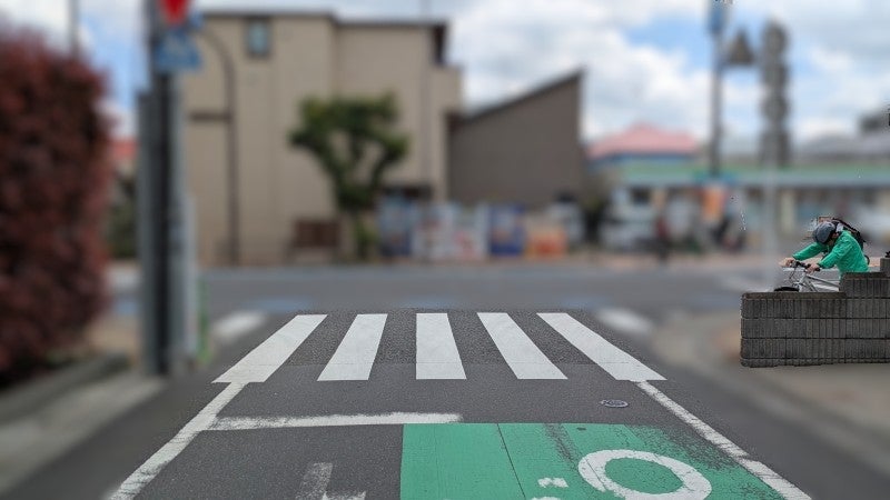 車道寄りと建物寄りの場合の見え方の比較。建物寄りの場合は一部が死角に入っている