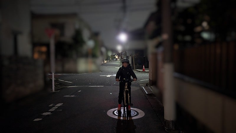 夜間の無灯火とライト点灯の比較。無灯火の場合は乗員の姿が暗がりに紛れてしまう