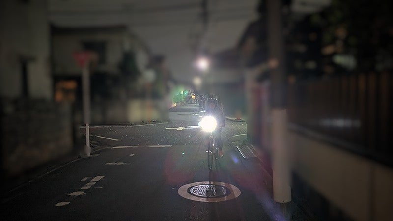 夜間の無灯火とライト点灯の比較。ライトを点灯していることで自転車の存在を遠くからアピールできる