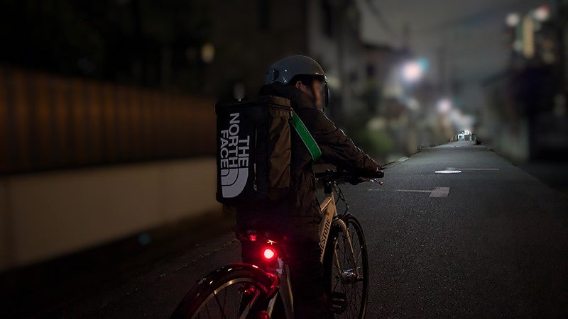 反射材や視認性の高い色、テールランプの使用例