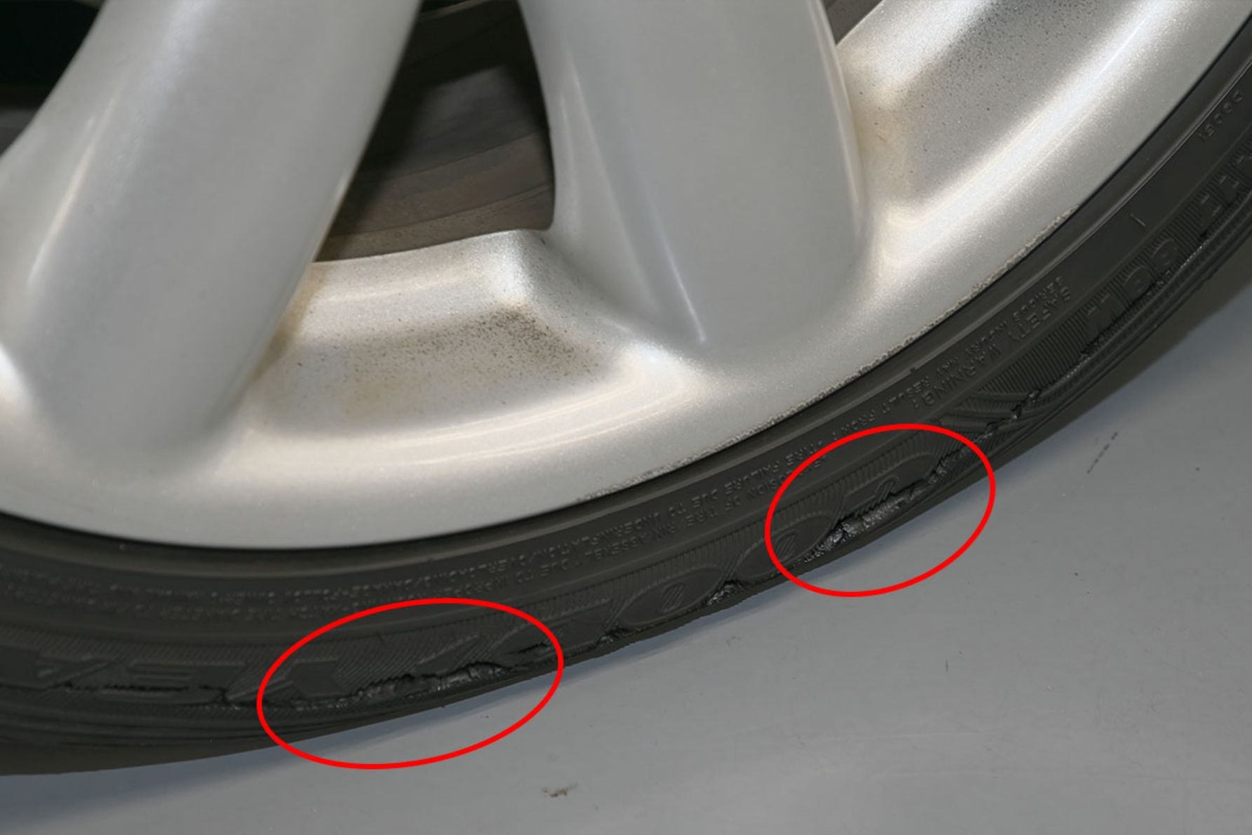 ひび割れしたタイヤ