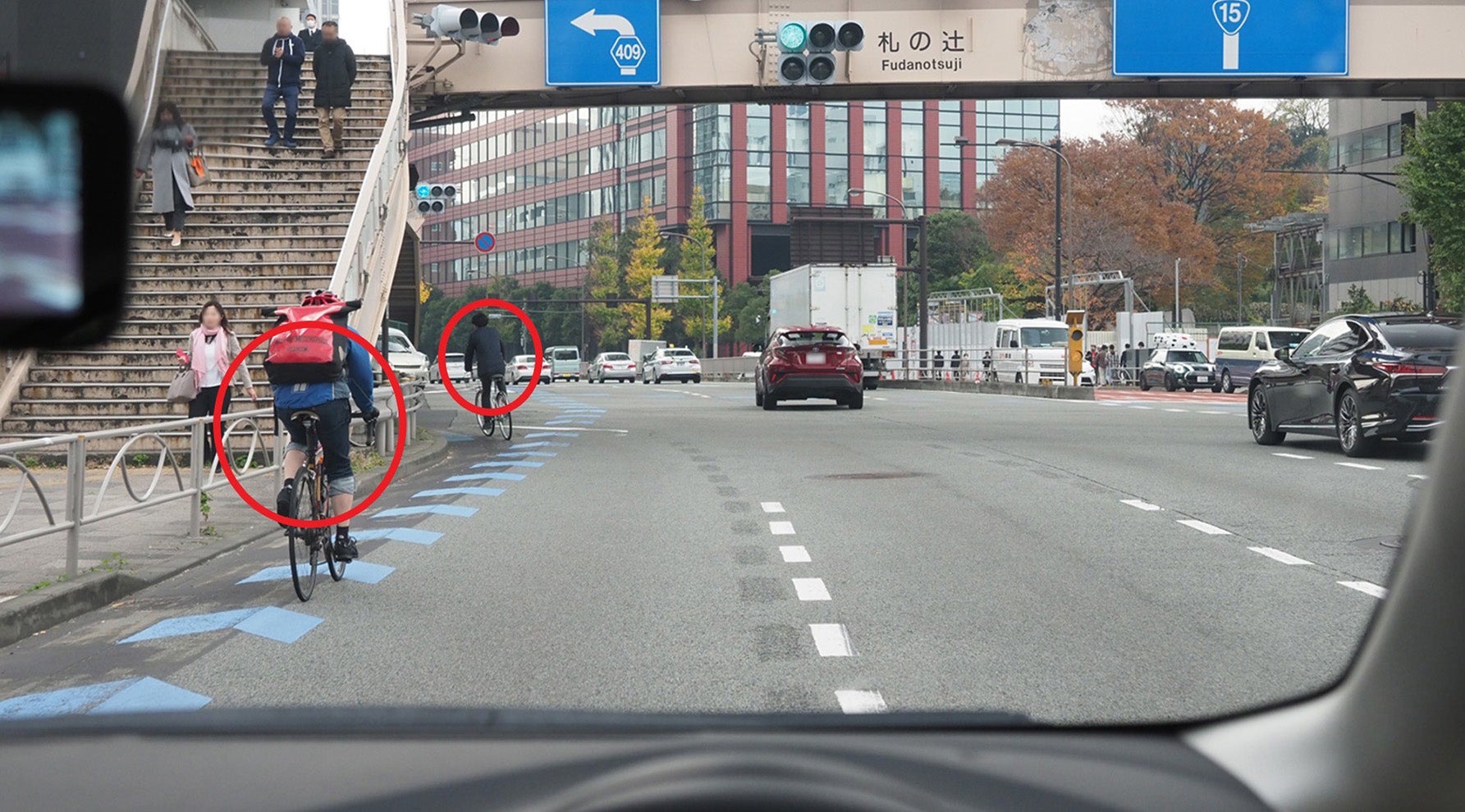 自転車がいる左折レーンを通り、交差点を左折するとき、どんなことに