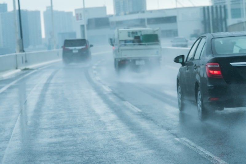 雨の日の高速道路のイメージ