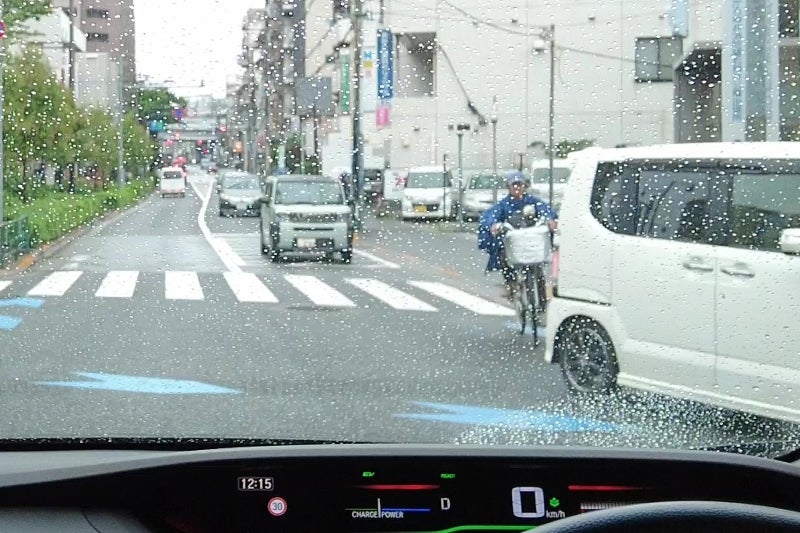 雨の日の自転車飛び出し